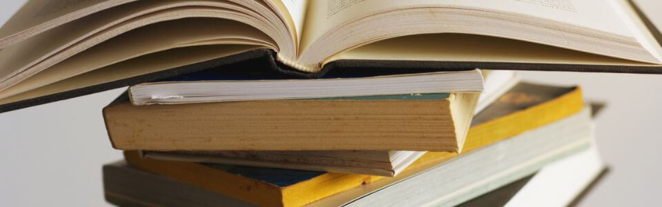 積み重なった本のイメージ