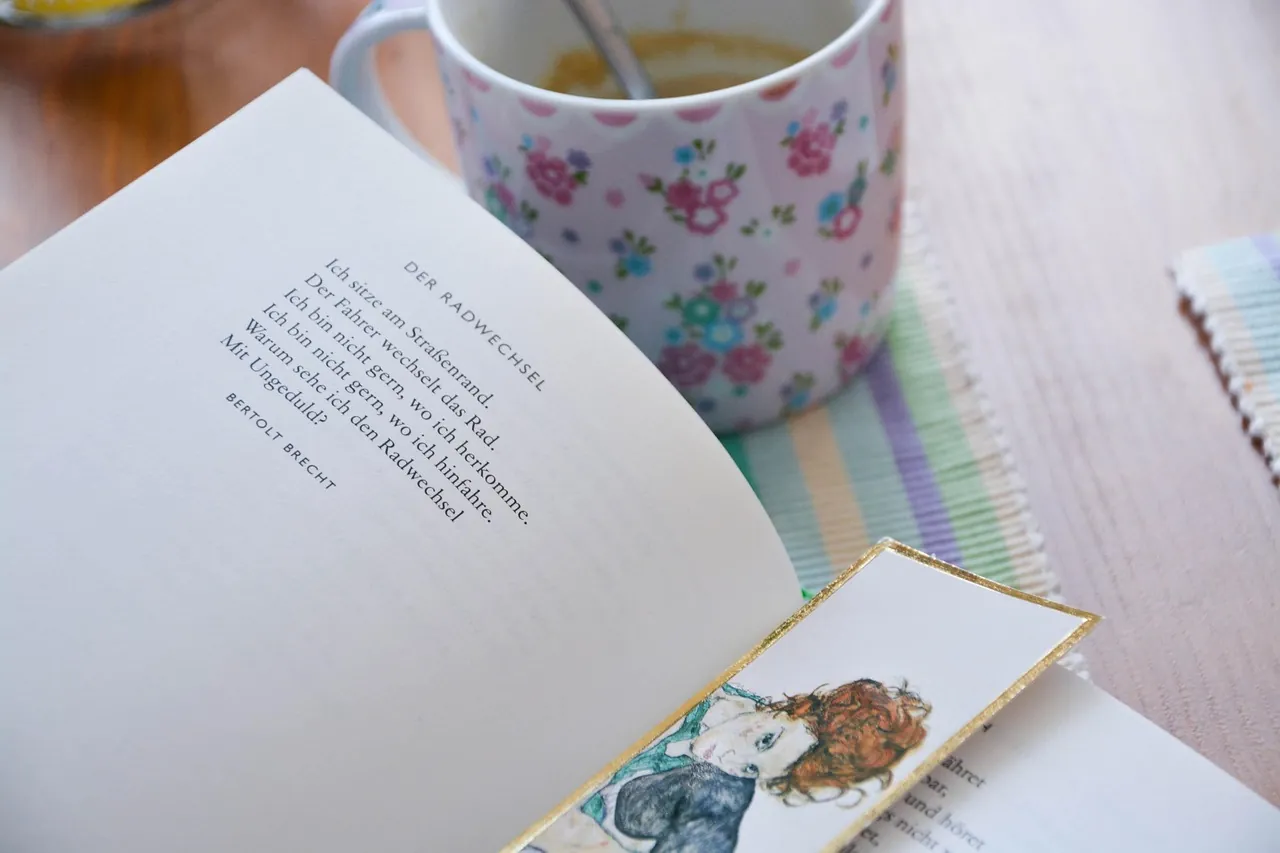 窓辺での読書とティータイム