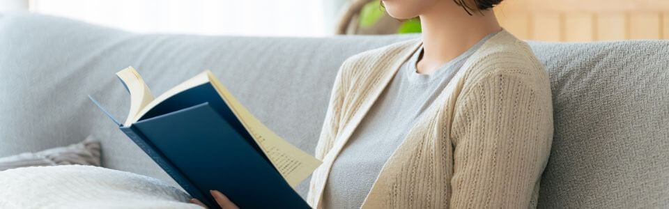 本を読む女性のイメージ