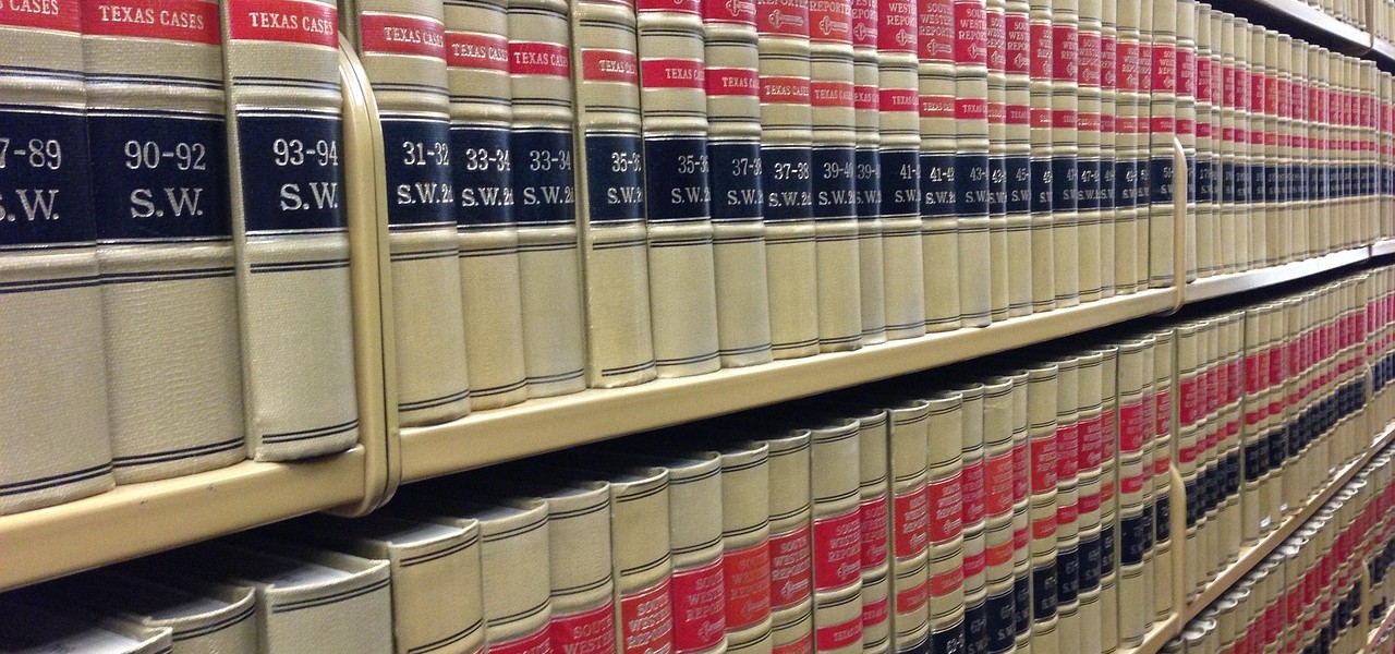 複数の本や資料を広げて調べている本格的な学習・研究シーン